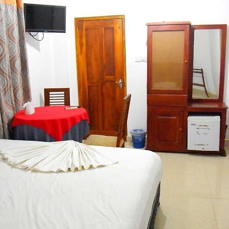 Happy Leoni Hotel Анурадхапура Екстериор снимка