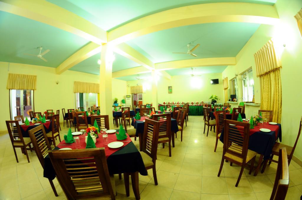 Happy Leoni Hotel Анурадхапура Екстериор снимка