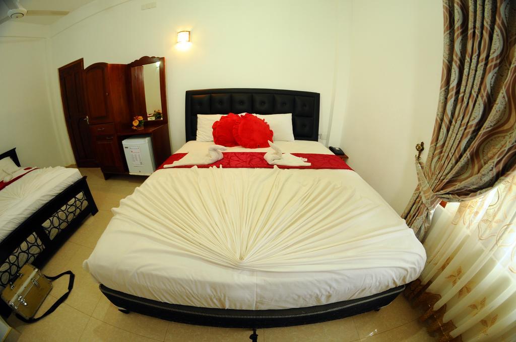 Happy Leoni Hotel Анурадхапура Екстериор снимка